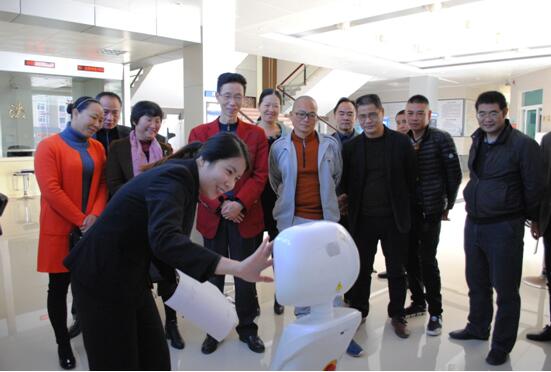 导诉员向公众介绍导诉机器人