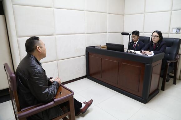 通过智能智能讯(询)问笔录系统讯问犯罪嫌疑人