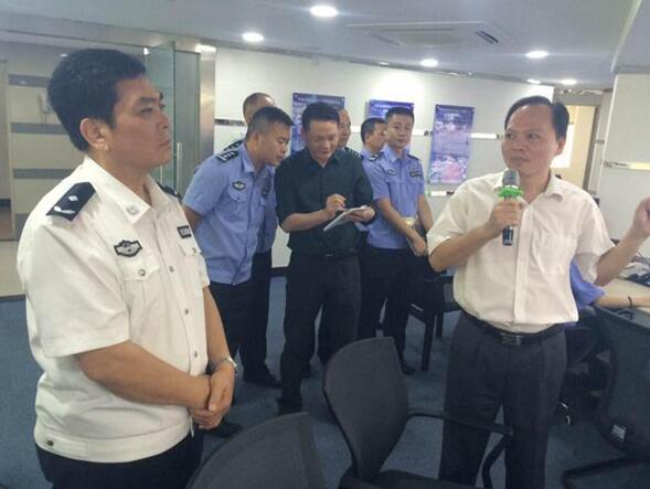 广州市公安局副局长骆振辉（左一）考察天河区车陂街综合指挥心