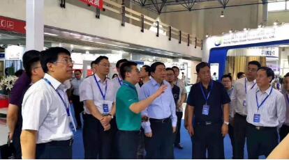 熊选国一行参观锐捷展台