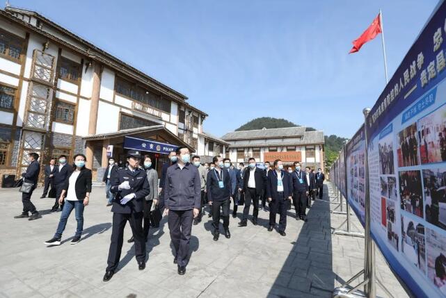 与会人员在贵定县公安局盘江派出所观摩