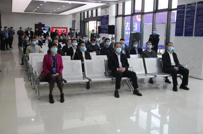 与会人员在龙里县司法局观摩