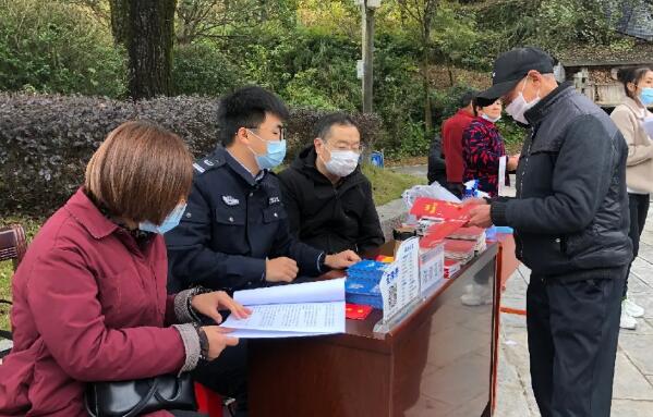 宜昌五峰:法律顾问进村居 服务群众暖心底