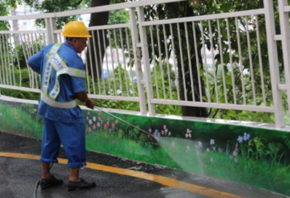 龙岭社区致力打造品质人文社区，图为保洁员清洗社区路面。
