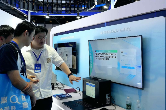 图为观众观看电子化签名采集与分析系统。