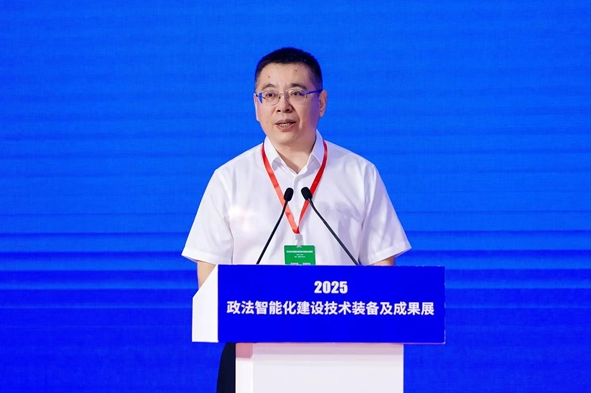 法制日报社副总编辑张国庆主持开幕式。