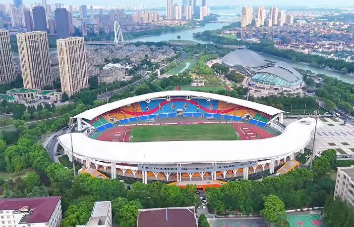 1宜兴公安“机械战警”护航苏超 1宜兴公安“机械战警”护航苏超