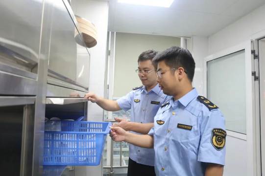 市场监管执法人员开展餐饮食品安全检查