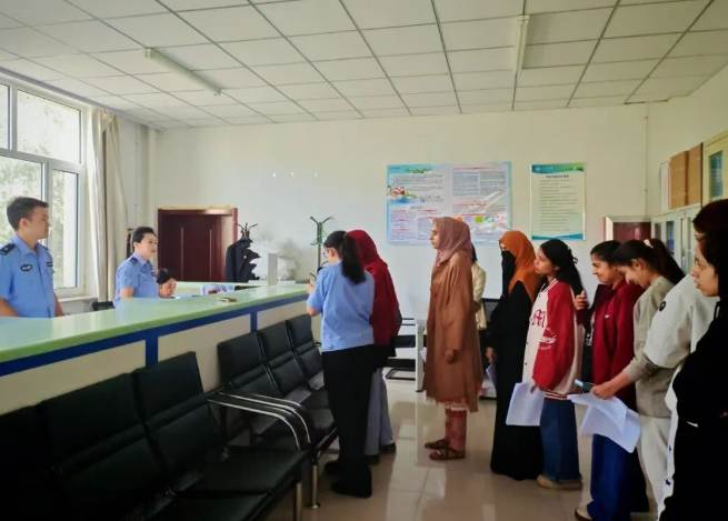 赤峰警方出入境服务进校园 留学生校门口可办居留许可 赤峰警方出入境服务进校园 留学生校门口可办居留许可