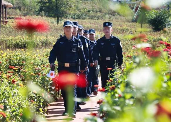 清水公安将轩辕文化融入旅游警务，构筑金秋康养“平安网”