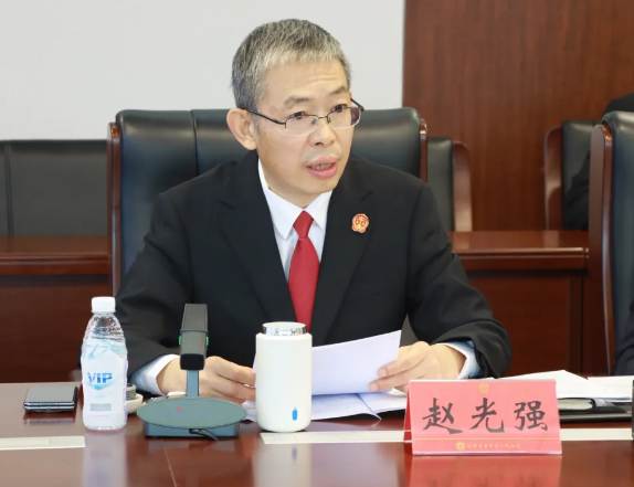 青羊法院审判委员会专职委员赵光强通报了青羊法院近期工作情况