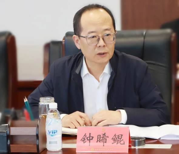 青羊法院党组书记、代理院长钟晞鲲代表青羊法院党组