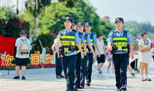 藏蓝巾帼守护海上花园 “屿家亲女警队”成鼓浪屿温暖风景