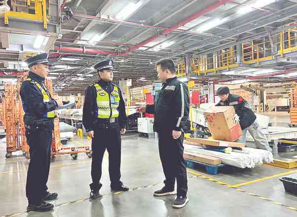 鄂州公安精准护航花湖机场货运枢纽