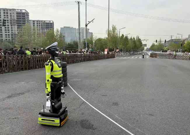 北京交警机器人 “天轶” 亮相亦庄马拉松 即将上路执勤赋能智慧交通