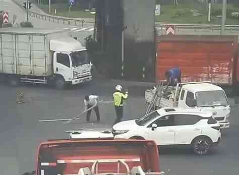 警民协作显温情！镇海铁骑与热心司机合力清理散落钢管保畅通