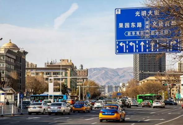 呼和浩特AI信控系统让红绿灯“学会预判” 试点区域高峰拥堵缩短18分钟 呼和浩特AI信控系统让红绿灯“学会预判” 试点区域高峰拥堵缩短18分钟